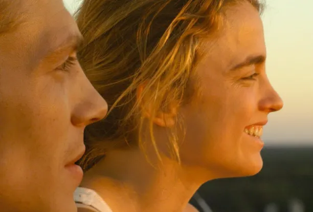 image de film, regards portés au loin