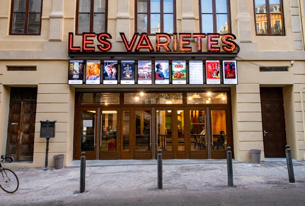 salle de cinéma, affiches variées